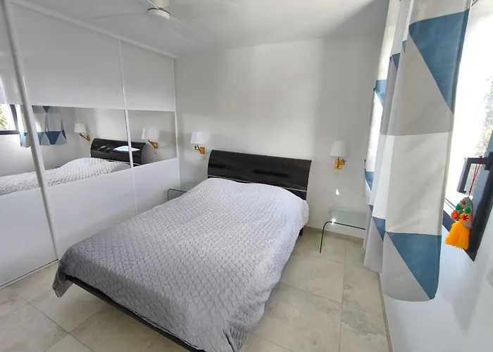 3 With Garden In בית נופש *