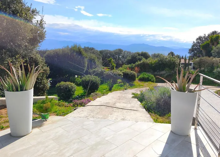 3 With Garden In אז'אקסיו